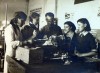 Мастер Рябоконь дает практические указания слушателям стахановской школы при заводе № 654. 1942 г. 